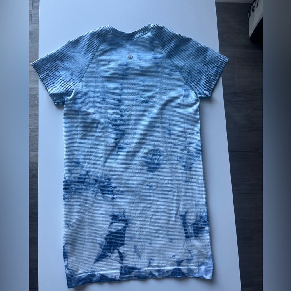 Lululemon Swiftly Tech Short Sleeve 2.0 - Shibori Stripe True Navy - Size 6 - Picture 4 of 8